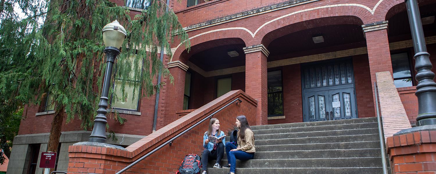 两个教育研究生院的学生在彼得森大厅的台阶上谈话